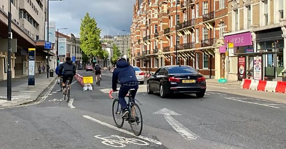 Des pistes cyclables temporaires ont surgi dans les villes du monde entier pendant la pandémie, comme ici à Londres. Texturemaster/Shutterstock