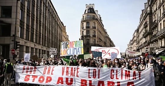 Le 28 mars 2021 à Paris, manifestation pour une ' vraie ' loi Climat. HRISTOPHE ARCHAMBAULT / AFP