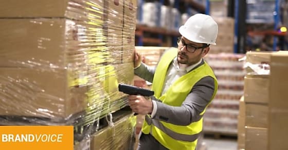 Quels sont les enjeux de la logistique en entrepôt au sein de la chaîne de distribution ?
