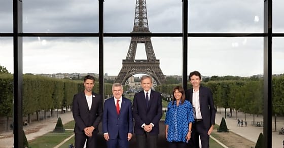 Bernard Arnault (au centre), PDG de LVMH, a officialisé la signature d'un parten