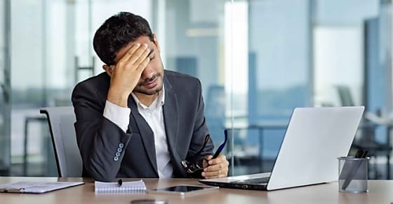 Salariés au travail : moins de stress, mais toujours pas heureux !